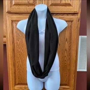 NWT Beyond Yoga Black Infinity Scarf with Hidden  Pocket